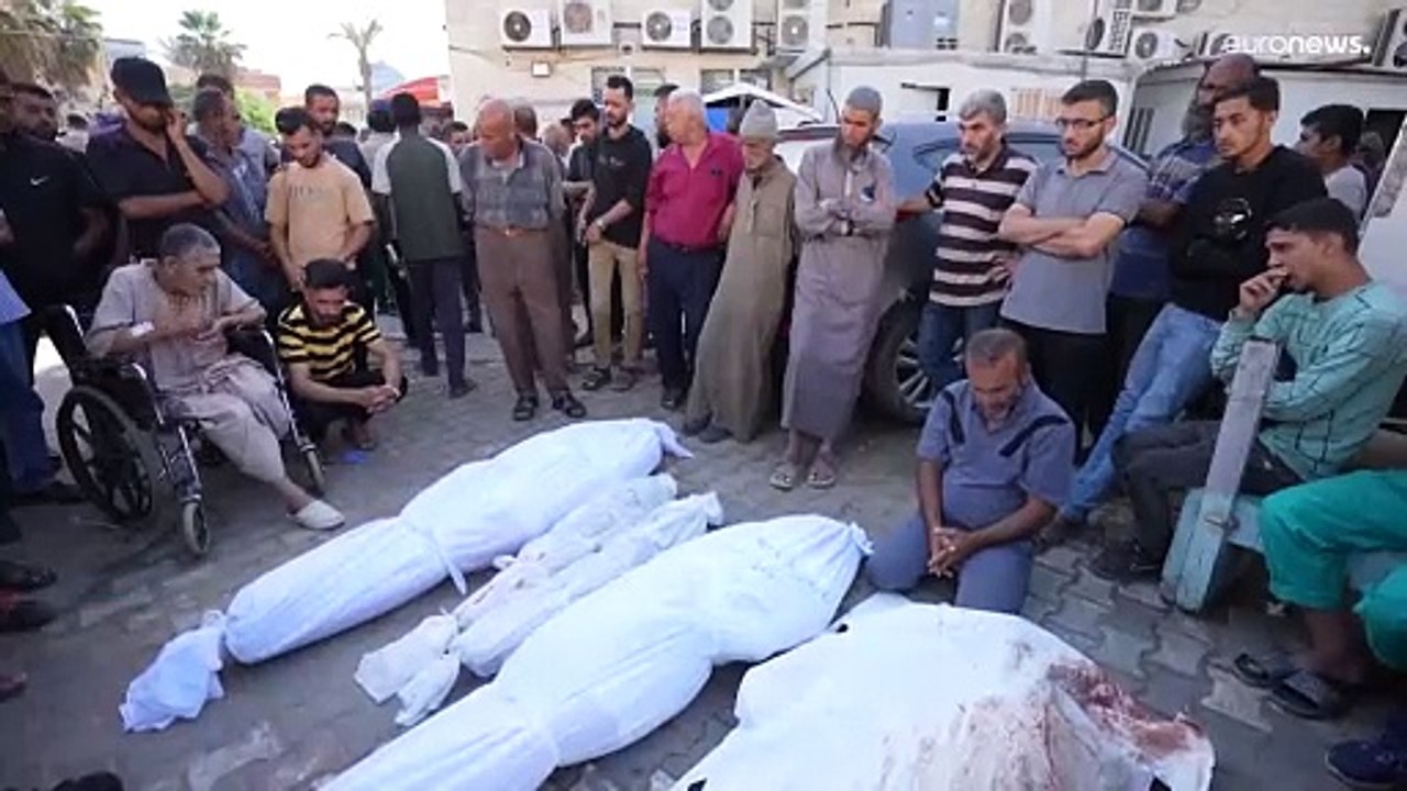 فيديو: تشييع جنازة 15 قتيلاً من بينهم نساء وأطف...