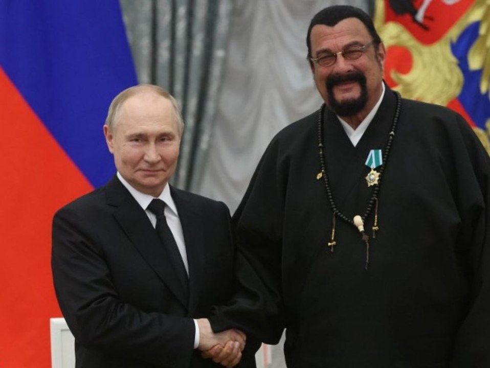 Propaganda-Marionette: Steven Seagal erhält Orden von Putin