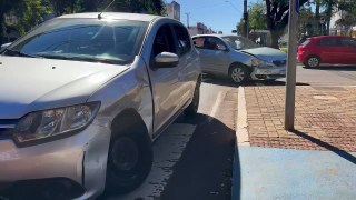 Corolla e Sandero se envolvem em acidente na Avenida Brasil