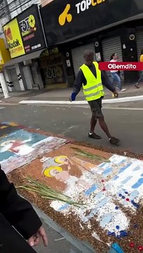 Padre mostra estragos após veículo invadir rua bloqueada e destruir tapetes de Corpus Christi