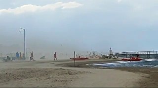 Il video della tempesta di sabbia sulla spiaggia di Viserba di Rimini: «L'estate inizia così»
