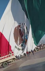 Bajacalifornianos ayudan a militares a doblar gigante bandera de México en Ensenada