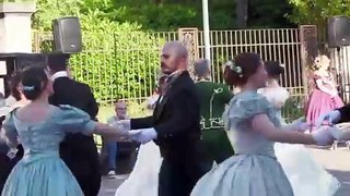 Bologna, il video del «Gran ballo dell'Unità d'Italia» in piazza Carducci con cento danzatori in costumi storici
