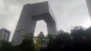 Vídeo mostra trabalhadores pendurados em prédio na China balançando com fortes ventos