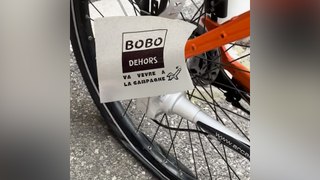 « Bobo dehors, va vivre à la campagne » À Marseille, insultes et pneus de vélo crevés