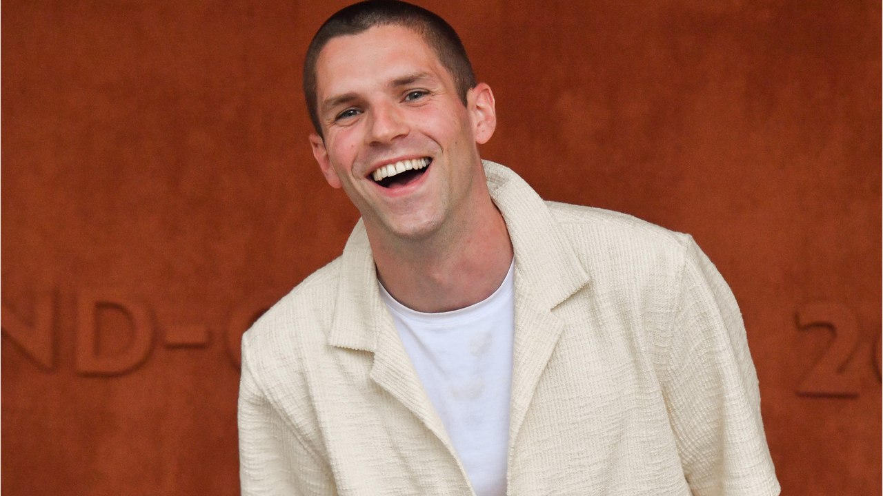 VOICI : "Une dinguerie" : le chanteur Hervé découvre que les musiques de son nouvel album CD ont été remplacées par celles de l'interprète de Despacito