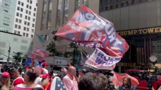A New York manifestanti pro e contro Trump sotto la torre del tycoon