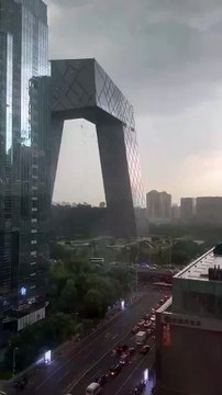 Trabajadores se quedan colgados en un rascacielos