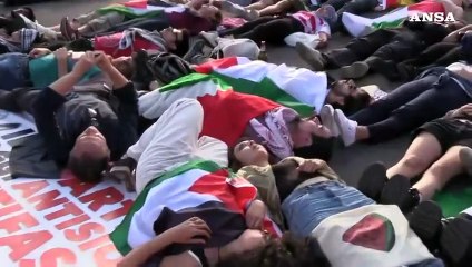 MO, centinaia di "morti" davanti a La Sapienza: il flash mob per ricordare le vittime di Gaza