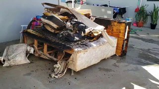 Cama e colchões ficam carbonizados após incêndio no Santa Cruz