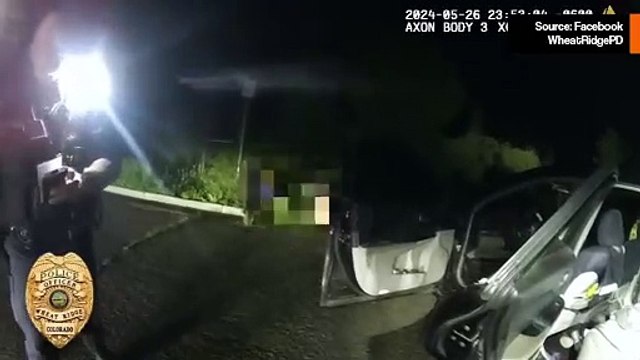 Policjanci znajdują grzechotnika podczas operacji poszukiwania i konfiskaty narkotyków. Zdjęcia i wideo: Facebook Wheat Ridge Police Department