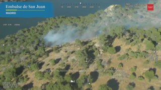 Los equipos de emergencia extinguen un incendio provocado por el accidente aéreo