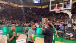 Ergin Ataman ve Kostas Sloukas, EuroLeague kupasını taraftarla buluşturdu