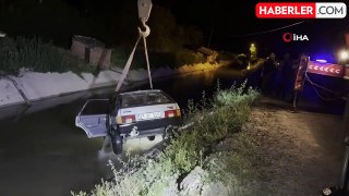 Tokat'ta su kanalına düşen otomobil vinç ile çıkartıldı