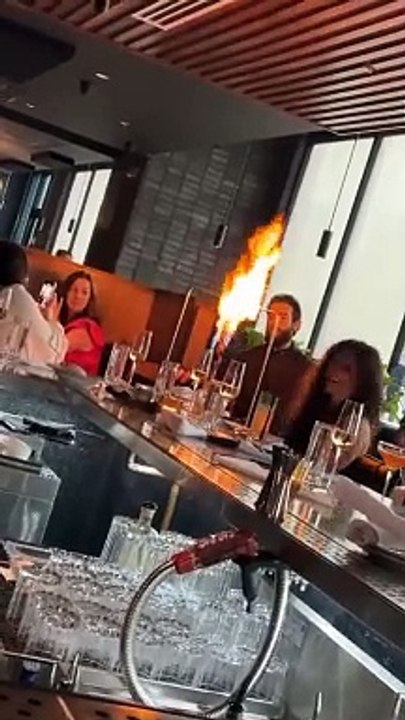 Exibição de prato com fogo em restaurante não corre como planeado