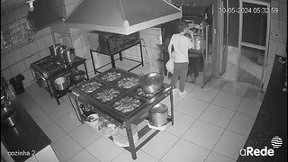 Câmera de segurança flagra assalto e lanche noturno de invasor em restaurante de Ponta Grossa