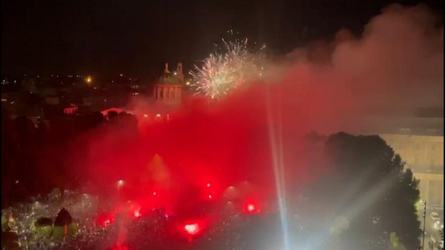 Video, festa Atalanta sul bus scoperto: fumogeni e fuochi d'artificio in città