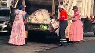 Trabajadores se hacen virales por recoger basura con vestidos de princesa