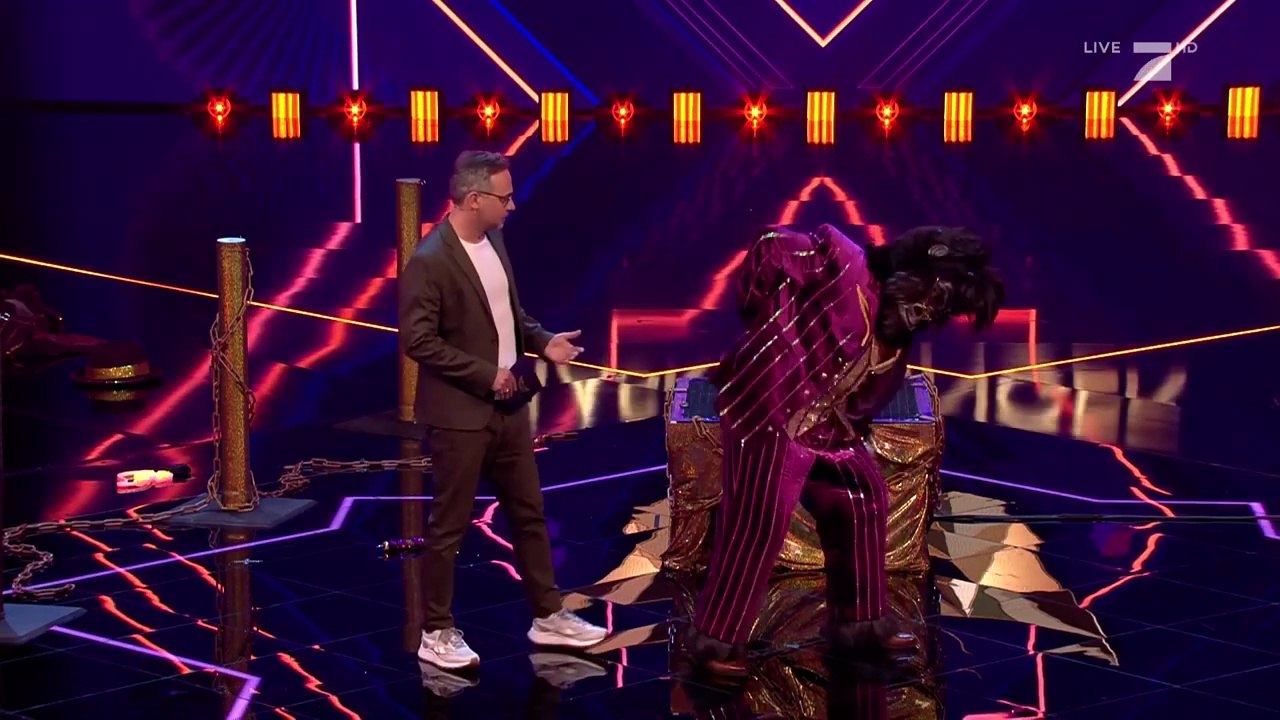 2022.04.05 Rúrik Gíslason (Der Gorilla) - Bon Jovi "Livin on a Prayer" @ The Masked Singer