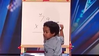 Un enfant de 2 ans résout des équations de lycée (vidéo)