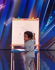 Un enfant de 2 ans résout des équations de lycée (vidéo)