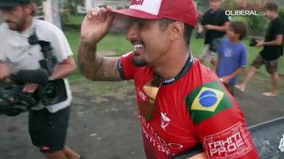 Ítalo Ferreira é campeão em Teahupoo