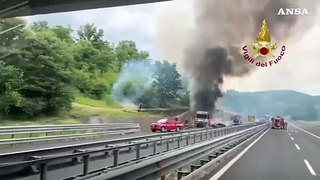 Terni, camion in fiamme sull'A1: i Vigili del fuoco domano l'incendio