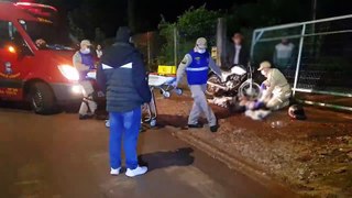 Jovem fica ferido após colidir motocicleta em portão de residência no bairro Morumbi