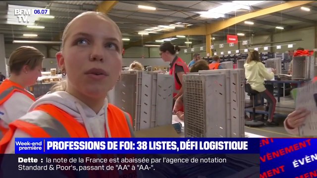 Ils préparent les enveloppes contenant les professions de foi pour leur job étudiant