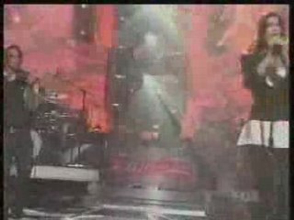 Teri Hatcher chante  pour "Idol Gives Back"