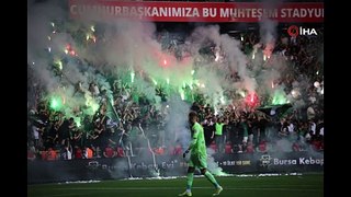 Sakaryaspor-Bodrum FK maçında meşaleyi stada sokan 2 kişi gözaltına alındı
