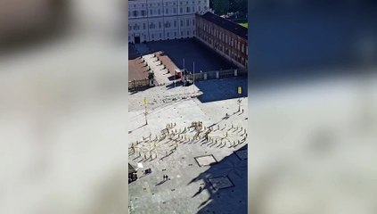 Tour de France, tra un mese il passaggio in Piemonte. Una grande bici gialla appare in piazza Castello