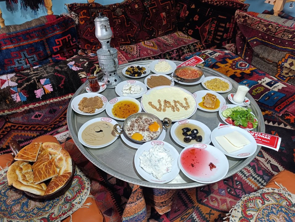 Meşhur Van kahvaltısı 'Dünya Kahvaltı Günü'nde sergilenecek