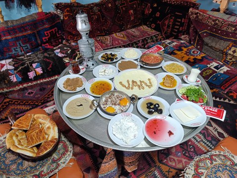 Meşhur Van kahvaltısı 'Dünya Kahvaltı Günü'nde sergilenecek