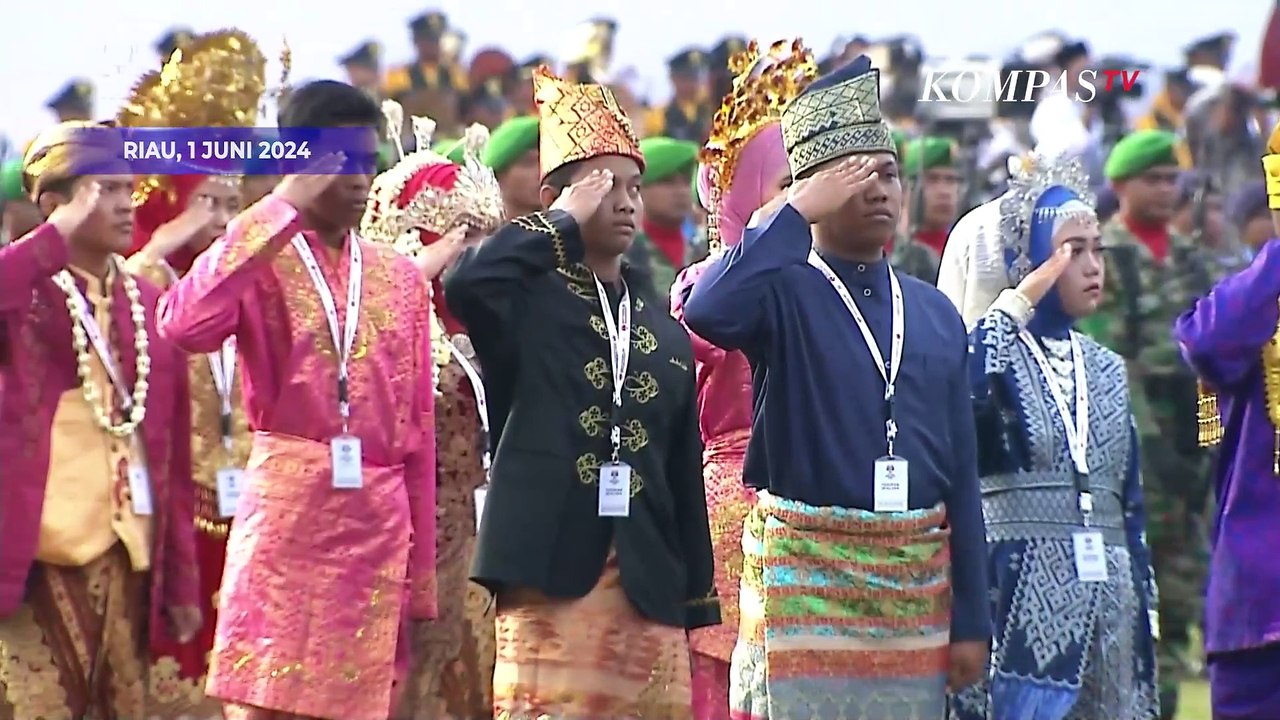 Gaya Jokowi Pakai Baju Adat Teluk Belanga saat Pimpin Upacara Peringatan Hari Lahir Pancasila 2024