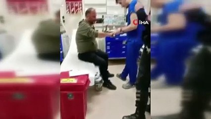 Bursa’da aç kalan tilki yiyecek uzatıp sevmek isteyen vatandaşın elini ısırdı