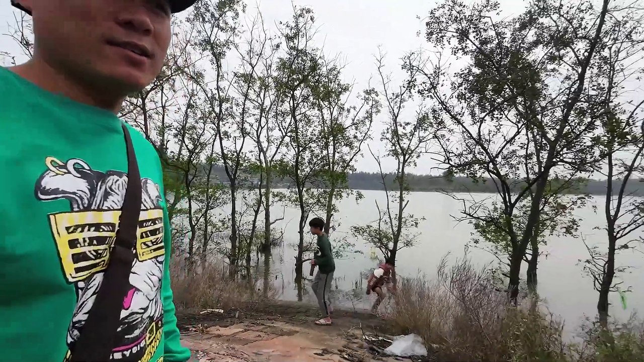 Explorez la digue de la rivière, de nombreux bateaux coulés se sont échoués ici