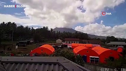 Endonezya'daki Ibu Yanardağı'nın patlama sonrası kül püskürttüğü anlar