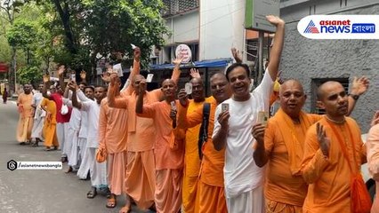 কীর্তণ করতে করতে ভোট দিতে গেলেন কলকাতা ইসকনের সন্ন্যাসীরা