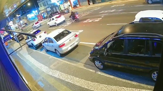Gênio! Embriagado, motorista anda pela contramão e dá de cara com a GM