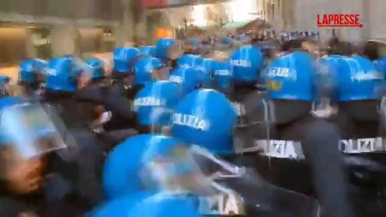 Milano, tensioni manifestanti-polizia in piazza Duomo: «Fuori la Lega da Milano»