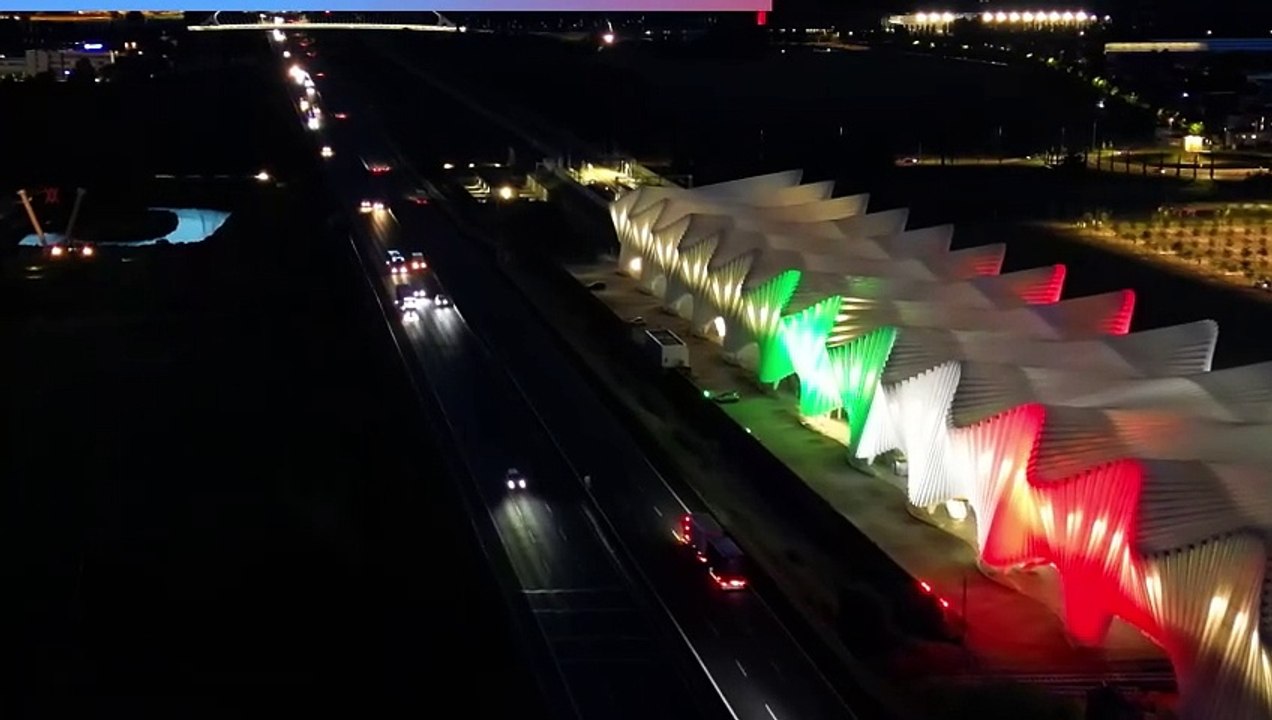 Reggio Emilia, il ponte della stazione si illumina con i colori del Tricolore per la Festa della Repubblica
