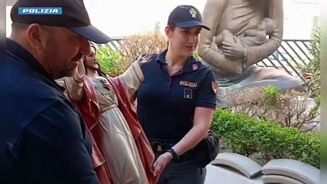 Statua di Cristo rubata e venduta per 30 euro: ritorna in chiesa scortata dalla polizia