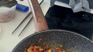 ¡Arráez en la cocina haciendo arepas!