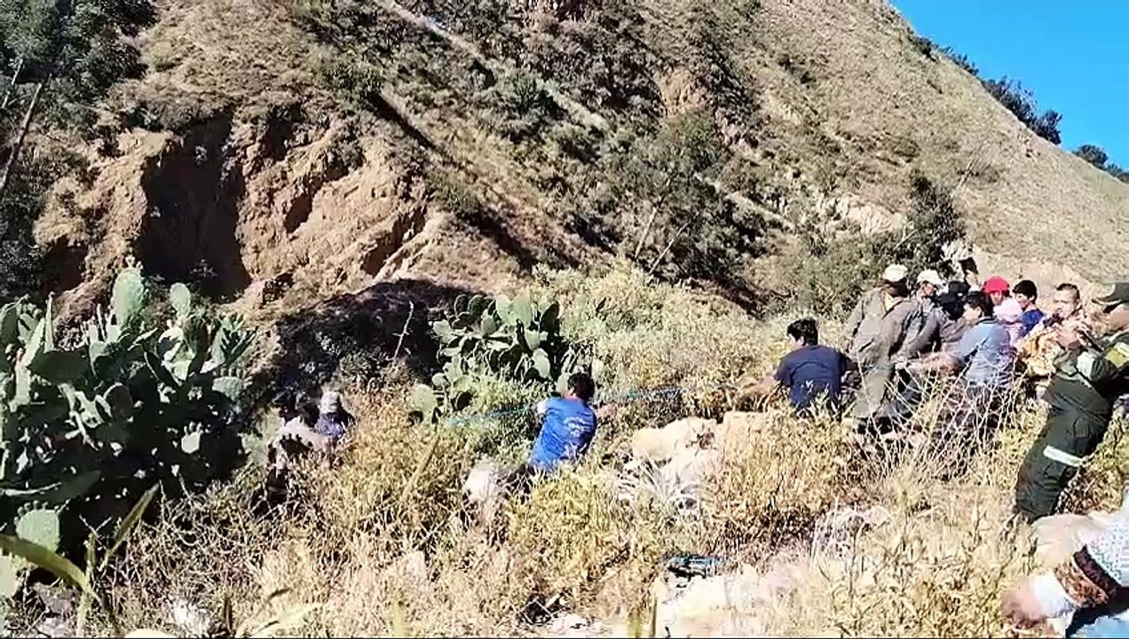 Embarrancamiento de un vehículo en la ruta antigua Cochabamba-Santa ...