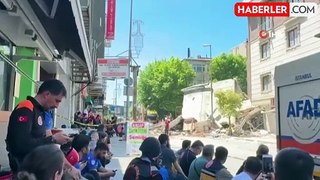 Küçükçekmece'de çöken binanın yanında bulunan 4 katlı bina yıkılıyor