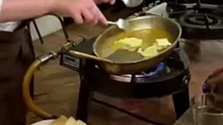 Technique des crêpes Suzette à Anecdote Restaurant , le bistrot d'Alexandre Gauthier