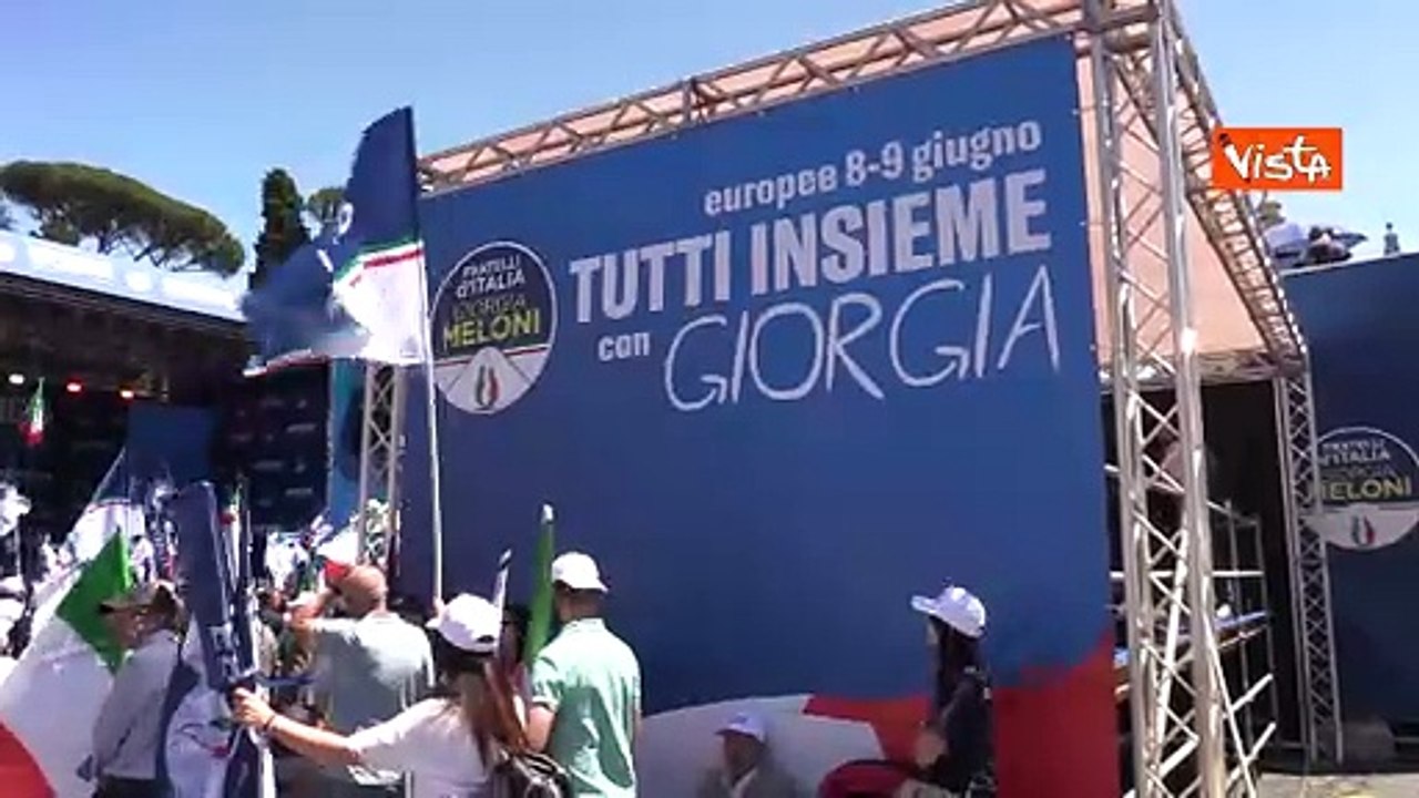Europee, "Un solo nome, noi siamo Giorgia Meloni", i cartelli di FdI in piazza del Popolo a Roma