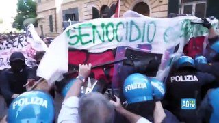 Scontri al corteo contro il governo a Roma: cariche della polizia e lancio di lacrimogeni