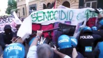Scontri al corteo contro il governo a Roma: cariche della polizia e lancio di lacrimogeni